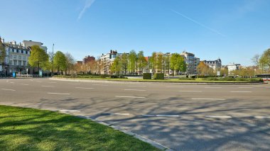 Brüksel, Belçika - 07 Nisan 2020: Gözaltı süresi boyunca Brüksel 'deki Montgomery Meydanı' nda hiç insan ve araba yoktu.