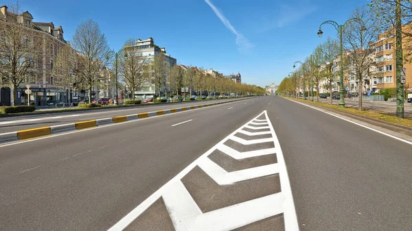 比利时布鲁塞尔 2020年4月7日 布鲁塞尔蒙哥马利广场的Tervueren大道在监禁期间没有任何人和车辆 — 图库照片