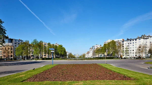 ブリュッセル ベルギー 2020年4月7日 閉じ込め期間中に人や車なしでブリュッセルのモンゴメリー広場 — ストック写真