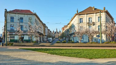 Brüksel, Belçika - 5 Nisan 2020: Schaerbeek 'teki Verboeckhoven Meydanı' ndan Mareşal Foch Bulvarı 'nda gözaltı süresi boyunca hiç kimse yoktu.