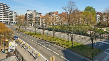 Brüksel, Belçika - 07 Nisan 2020: Etterbeek 'in Brüksel' deki hukuk caddesinden geçişi.