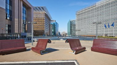 Brüksel, Belçika - 7 Nisan 2020: Gözaltı süresi boyunca hiçbir kişi ve araç bulunmadığı Brüksel 'deki Shuman Meydanı' ndan Law Caddesi.