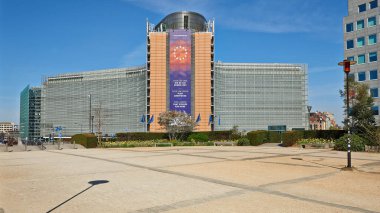 Brüksel, Belçika - 07 Nisan 2020: Brüksel 'deki Shuman Meydanı' ndaki Berlaymont Binası 'nda gözaltı süresi boyunca hiç insan ve araba yoktu.