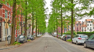 Brüksel, Belçika - 19 Nisan 2020: Schaerbeek 'teki Dailly Meydanı' ndan Brabanconne Bulvarı.