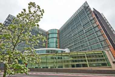 Brüksel, Belçika - 19 Nisan 2020: Stevin Caddesi 'ndeki Berlaymont Binası' nda gözaltı süresi boyunca hiç kimse yoktu.