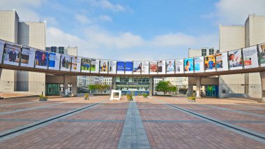 Brüksel, Belçika - 19 Nisan 2020: Gözaltı döneminde Leopold Meydanı 'nda hiç insan bulunmamaktadır.