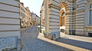 Brüksel, Belçika - 26 Nisan 2020: Gözaltı süresi boyunca Brüksel 'deki Namur Caddesi' nde kimse yoktu.