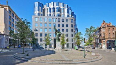 Brüksel, Belçika - 26 Nisan 2020: Brüksel 'deki Surlet de Chokier Meydanı ve brabanconne heykeli.