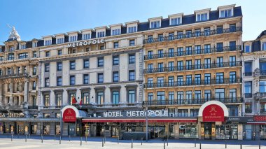 Brüksel, Belçika - 26 Nisan 2020: De Brouckere Plaza 'daki Metropole Oteli' nde hapis süresi boyunca hiç kimse yoktu. Mtropole Oteli kalıcı olarak kapanabilir, 129 iş tehdit altında.
