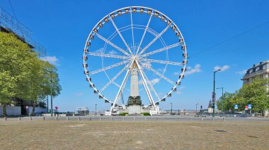 Brüksel, Belçika - 26 Nisan 2020: Belçika 'nın Poelaert Meydanı' ndaki Büyük Çarkı.