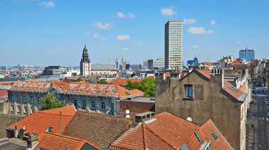 Brüksel, Belçika - 26 Nisan 2020: Gözaltı süresi boyunca Poelaert Meydanı 'ndan Brüksel' e tek başına bir bakış.