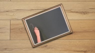 Yukarıdan ahşap dokuma masa ve kadınların el yazısı ile okul konsepti.