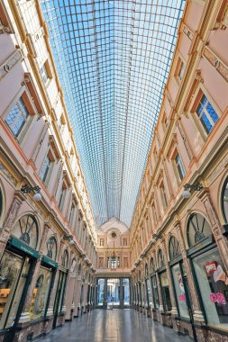 Brüksel, Belçika - 5 Nisan 2020: Brüksel 'deki Saint Hubert Kraliyet Galerisi' nde gözaltı süresi boyunca hiç insan bulunmamaktadır.