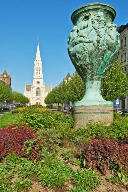 Brüksel, Belçika - 26 Nisan 2020: Louis Bertrand Bulvarı ve Schaerbeek 'teki yenilenmiş kilisesi.