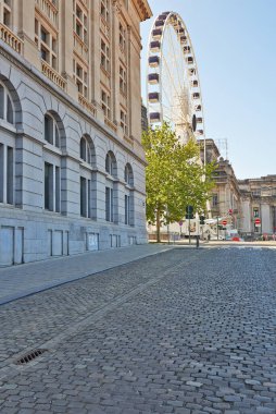 Brüksel, Belçika - 26 Nisan 2020: Hapis süresi boyunca Poelaert Meydanı 'ndaki Büyük Belçika Çarkı.