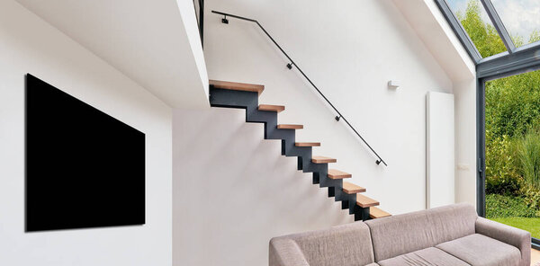 Современная гостиная с большими окнами и видом на пышный сад
