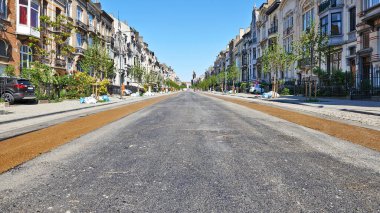 Schaerbeek, Brüksel, Belçika - 06 Mayıs 2020: Sınırlama döneminde Demolder Caddesi 'nde bisiklet yolu geliştirme çalışmalarının ilk adımı