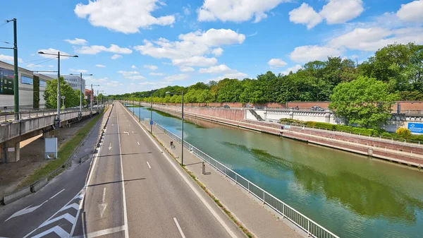 Brüksel, Belçika, 17 Mayıs 2020: Brüksel ve Bruxsel Limanı 'ndan kanala bakın. Yeni alışveriş bölgesi, sınırlama döneminde tam ekonomik yeniden yerleştirme yapılan bir bölgede.