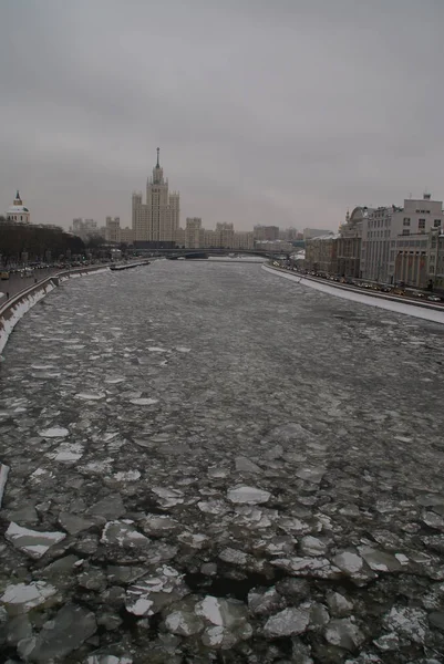 Blick Auf Die Eisdrift Des Moskauer Flusses Auf Der Brücke — Stockfoto