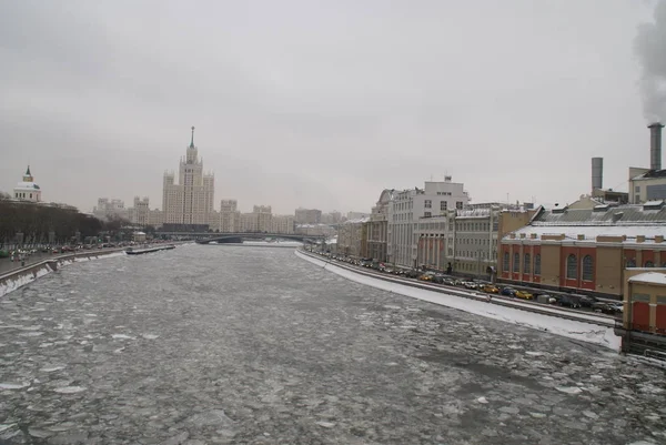 Blick Auf Die Eisdrift Des Moskauer Flusses Auf Der Brücke — Stockfoto