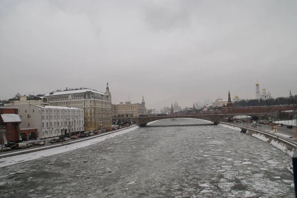 Blick Auf Die Eisdrift Des Moskauer Flusses Auf Der Brücke — Stockfoto