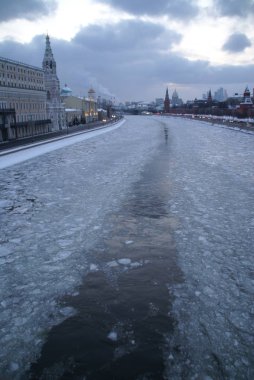 Köprüden Moskova Kremlin görünümü. Winter Ice drift, Rusya Federasyonu