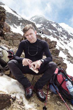 Dinlenme uzun yürüyüşe çıkan kimse