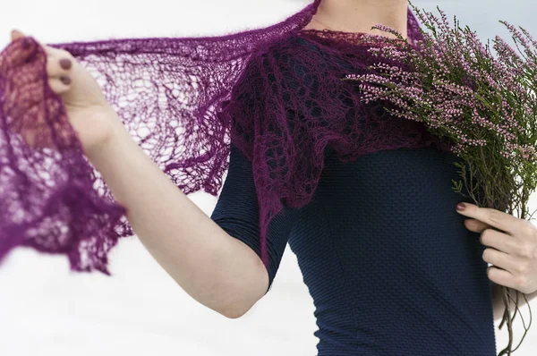 Модель демонстрирует вязаный вязаный вязаный вязаный шарф — стоковое фото
