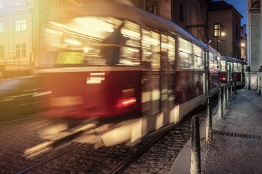 Prag'da gece hareketli tramvay