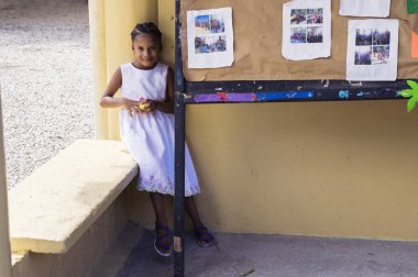 Okul bahçesinde tanımlanamayan kız Las Terrenas, Dominik Cumhuriyeti, 26 Eylül 2016: