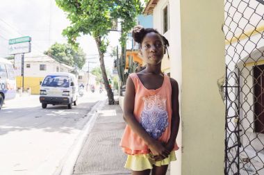Las Terrenas, Dominik Cumhuriyeti - 26 Eylül 2016: tanımlanamayan küçük kız sokakta poz