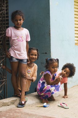 Las Terrenas, Dominik Cumhuriyeti - 28 Eylül 2016: tanımlanamayan dört kız evi kapının yanında poz