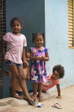 Las Terrenas, Dominik Cumhuriyeti - 28 Eylül 2016: tanımlanamayan çocuk evi kapının yanında poz