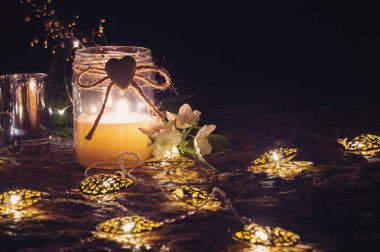 Mum ışığı ile romantik natürmort