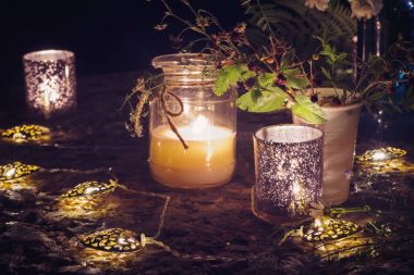 Mum ışığı ile romantik natürmort