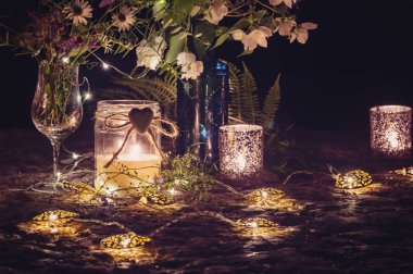 Mum ışığı ile romantik natürmort