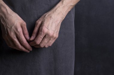 Kan damarları ile kadının el. Duygusal jest.