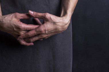 Kan damarları ile kadının el. Duygusal jest.