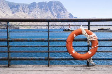 Uçurum ve okyanus manzarası liman Puerto de Las Nieves 