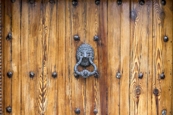Aslan başlı kapı tokmağı. 