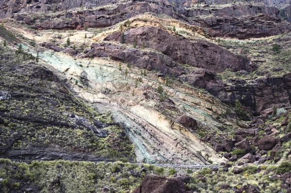 Mångfärgade sedimentära bergarter lager — Stockfoto