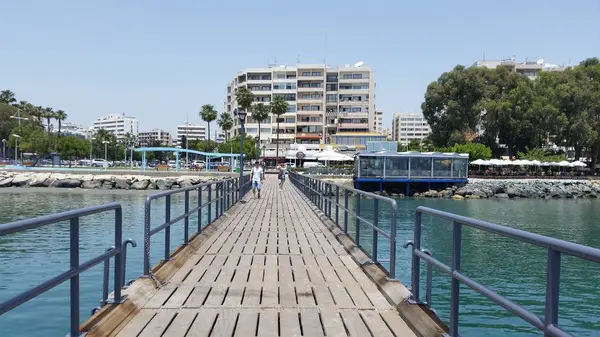 Na plaży w Limassol Cypr — Zdjęcie stockowe