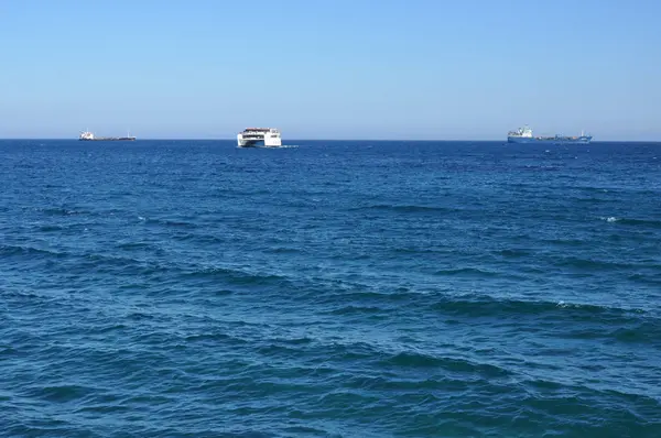 Nave en el mar en Chipre —  Fotos de Stock