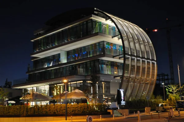 Edificio de oficinas comerciales en Limassol, Chipre — Foto de Stock