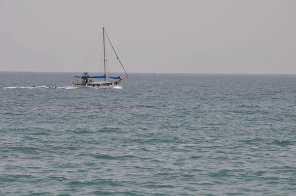 キプロスの海での船します。 — ストック写真