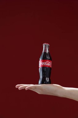 El tutma şişe Coca-Cola