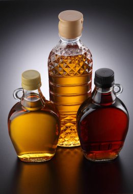 şuruplar cam şişelerde