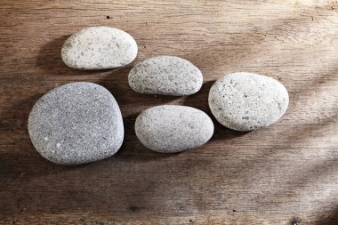 Spa taşlar masada