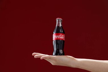 El tutma şişe Coca-Cola