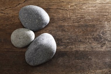 Spa taşlar masada